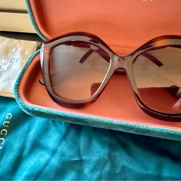 RARE GUCCI Vintage Tortoise
Brown Gradient Cat Eye Ladies Sunglasses - Picture 13 of 16